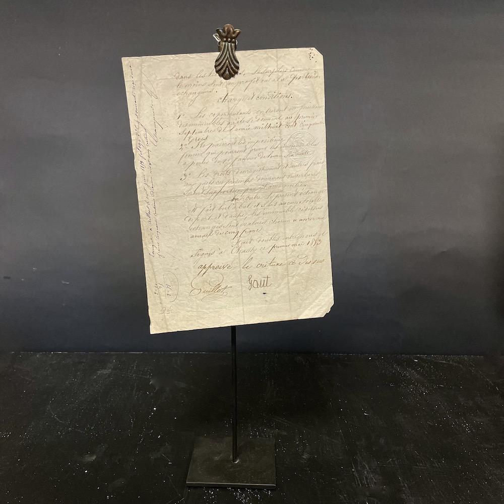 manoscritto su piedistallo E
