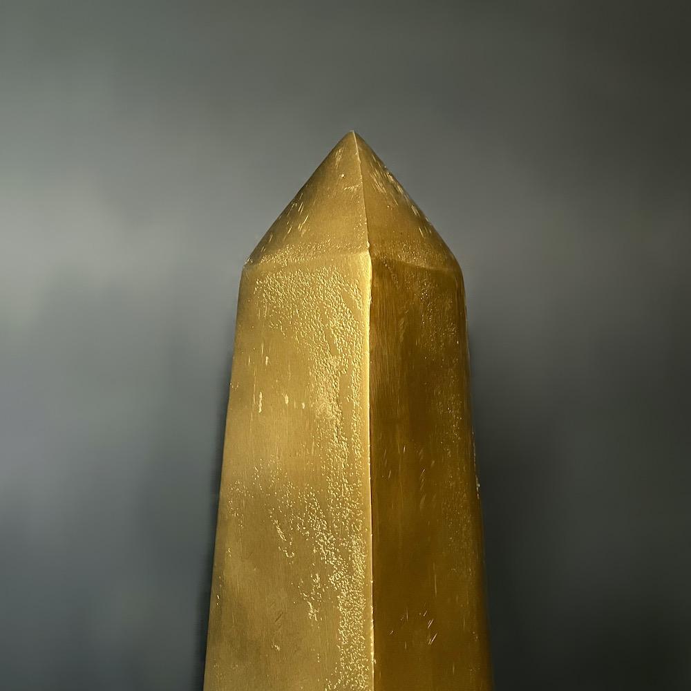 obelisco decorativo oro