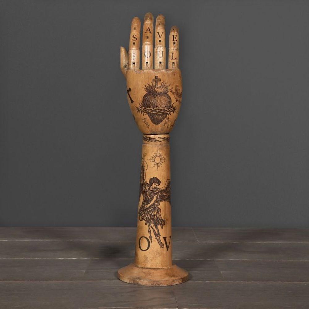 braccio in legno tatuato